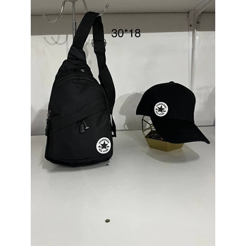 Bandolera lateral y gorra Converse - Imagen 2