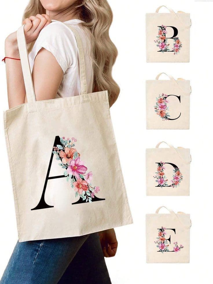 Bolsa de tela con inicial y flores personalizada - Imagen 1