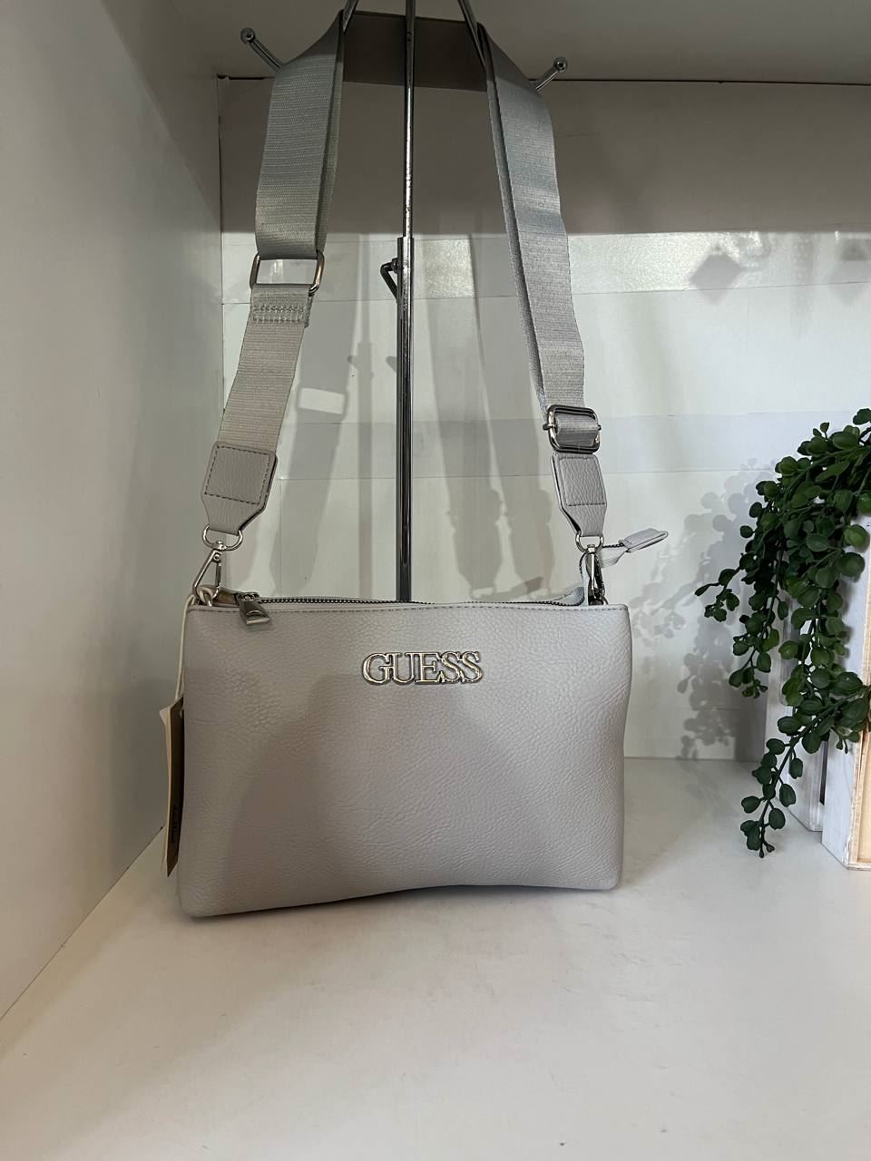 Bolsito bandolera marca Guess - Imagen 1
