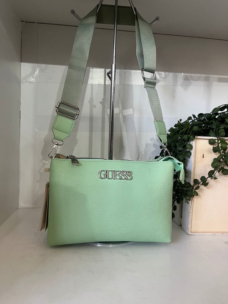 Bolsito bandolera marca Guess - Imagen 2