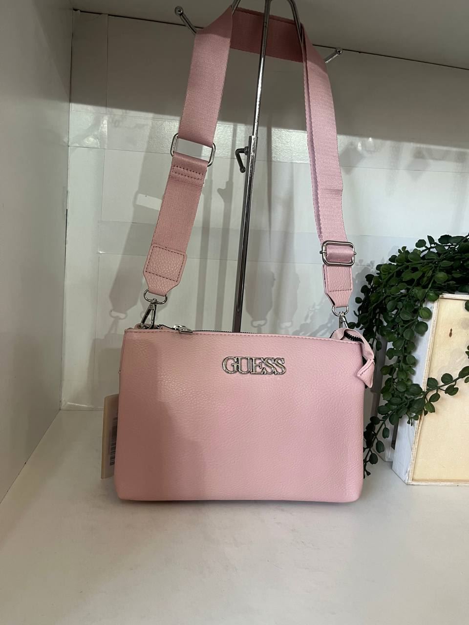 Bolsito bandolera marca Guess - Imagen 3