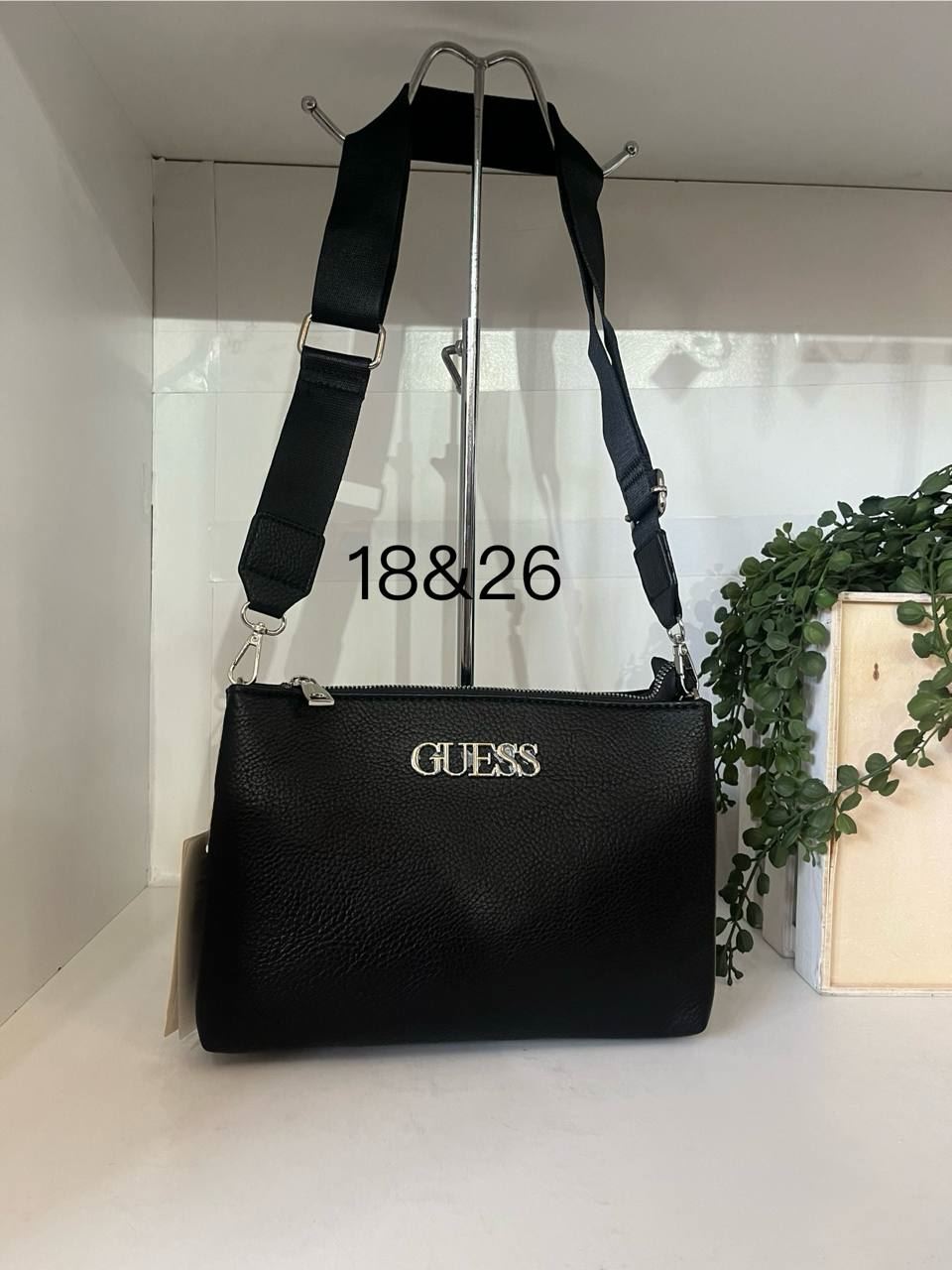 Bolsito bandolera marca Guess - Imagen 4