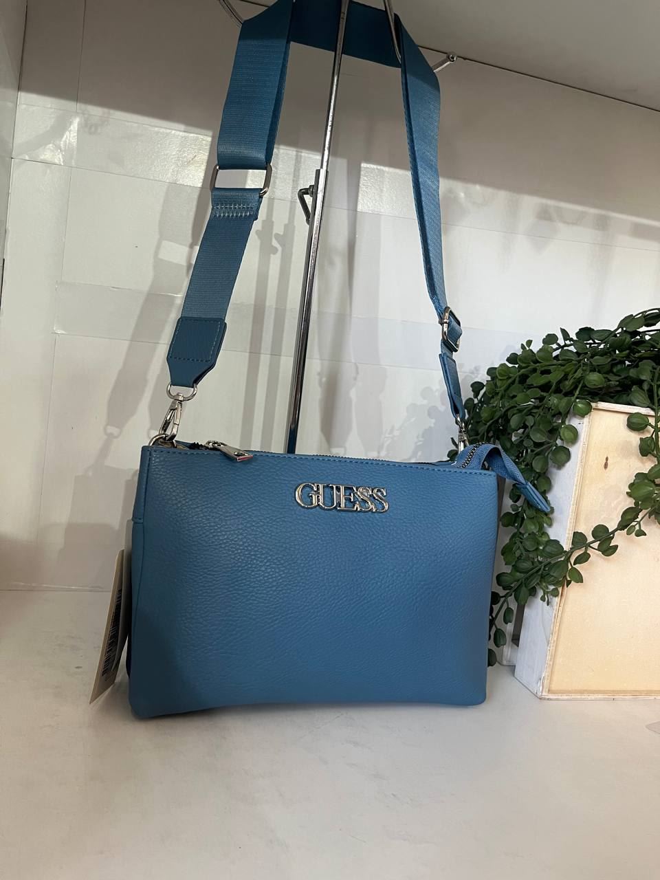 Bolsito bandolera marca Guess - Imagen 6
