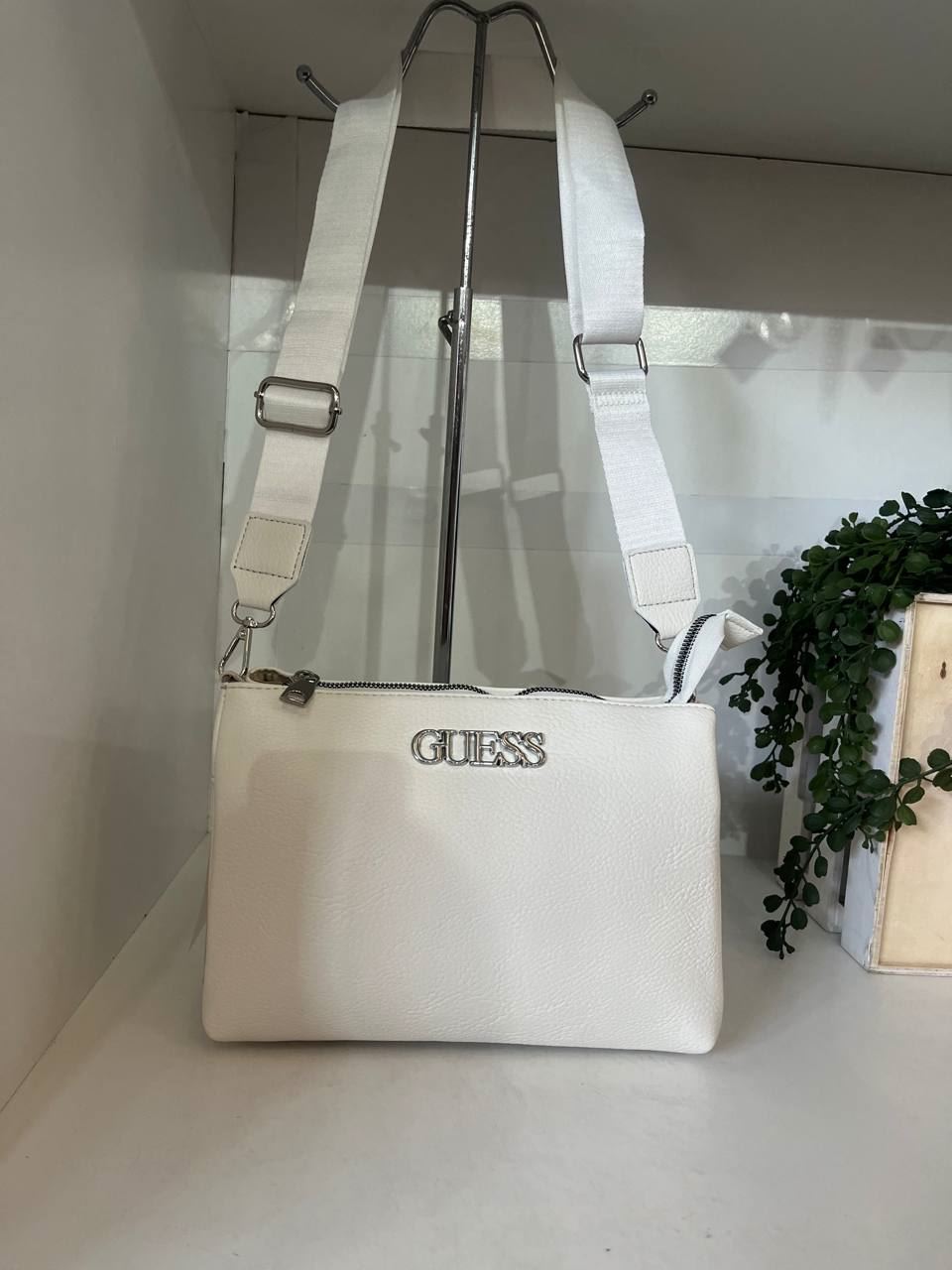 Bolsito bandolera marca Guess - Imagen 7