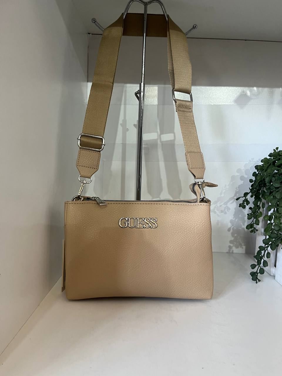 Bolsito bandolera marca Guess - Imagen 8