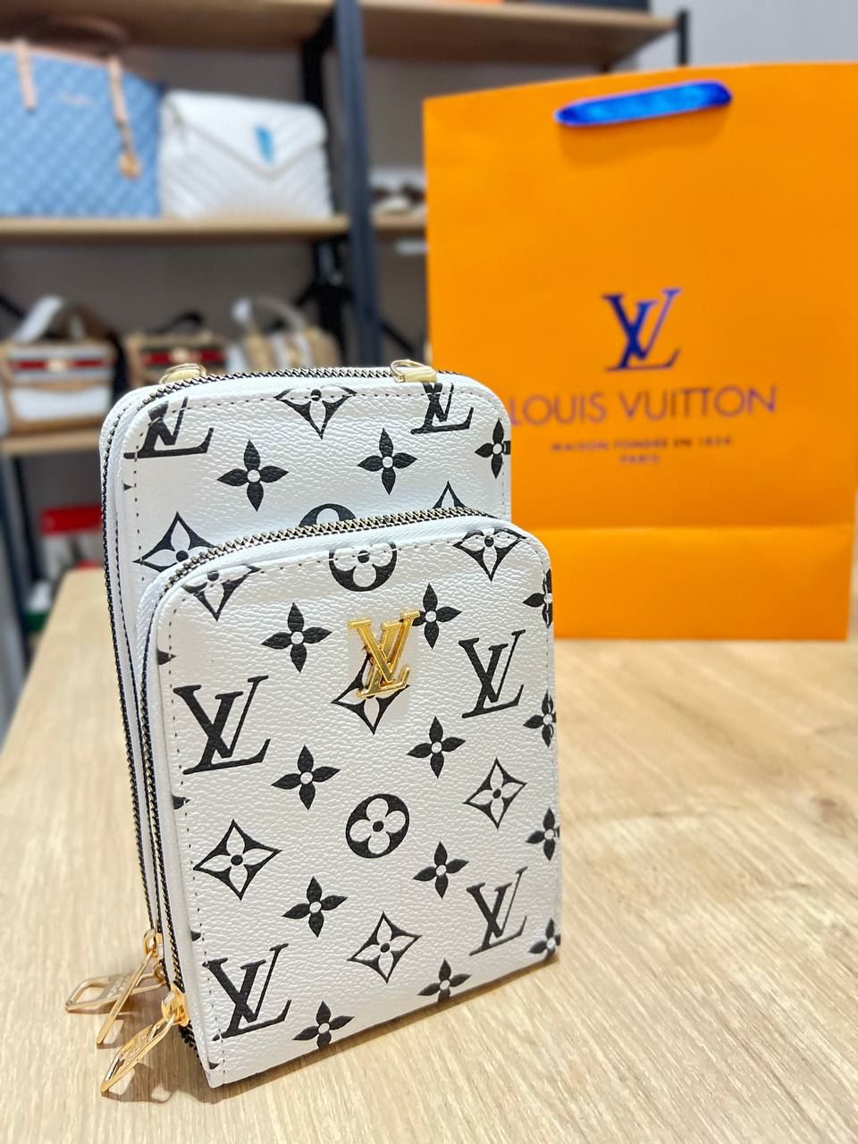 Bolsito Porta móvil Louis Vuitton - Imagen 1