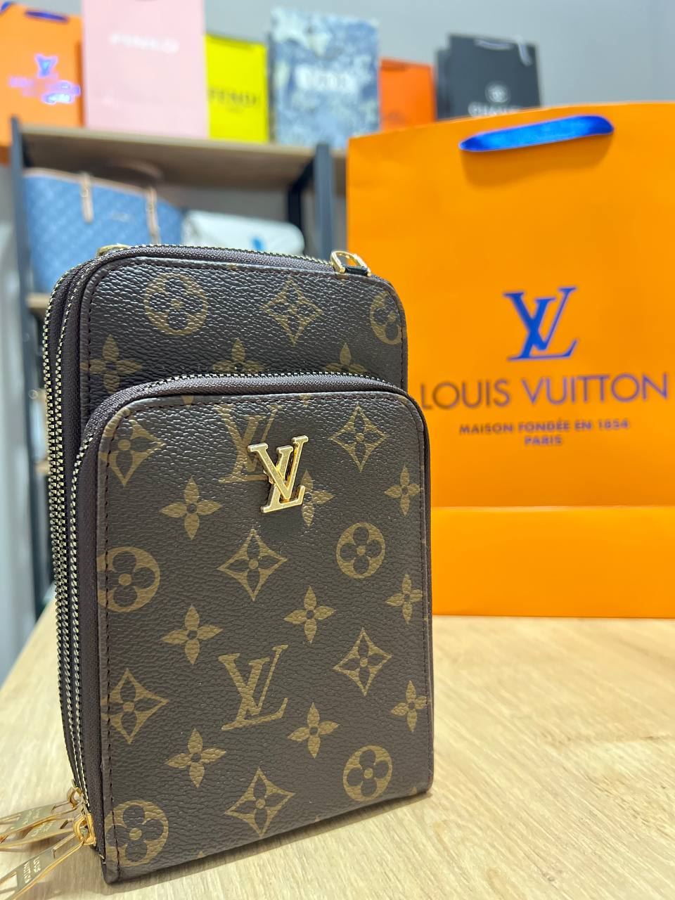 Bolsito Porta móvil Louis Vuitton - Imagen 2