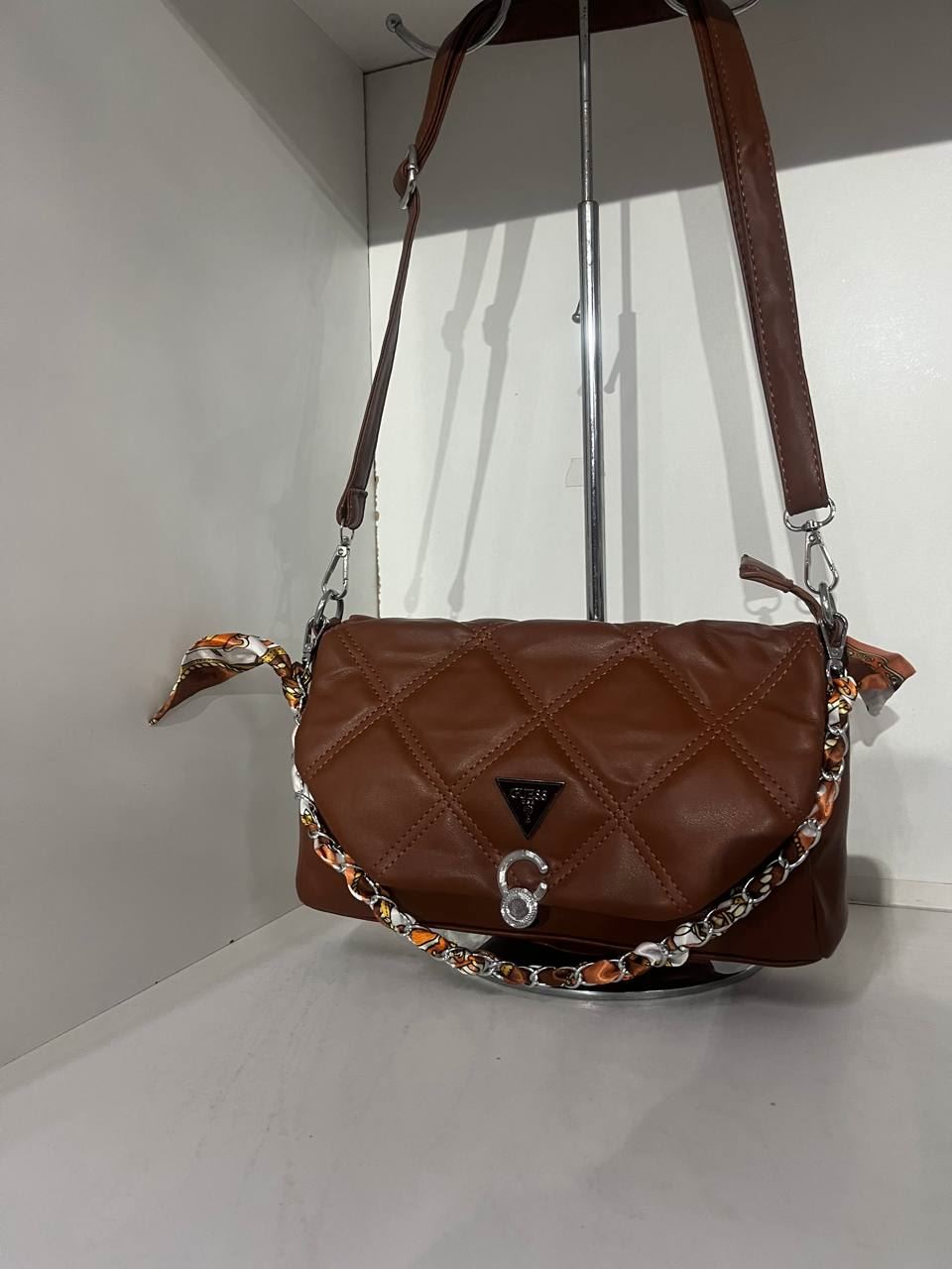 Bolso acolchado Guess - Imagen 1
