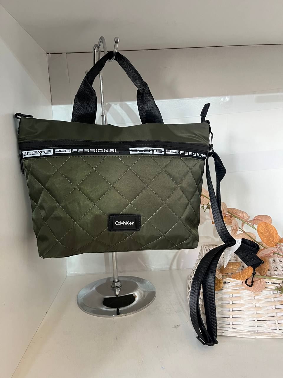 Bolso Calvin Klein Acolchado. - Imagen 1
