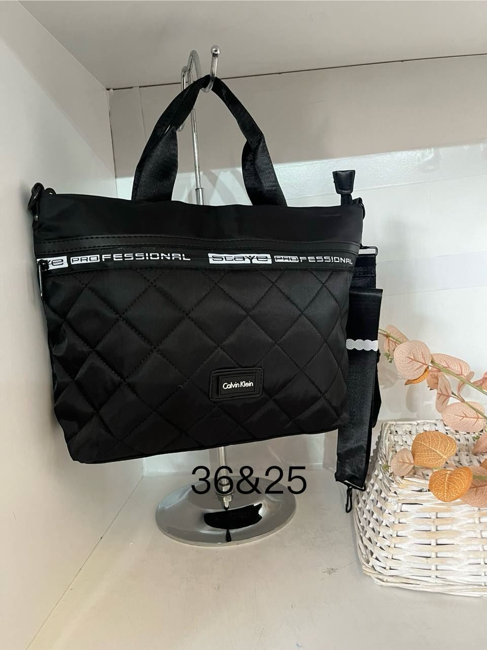 Bolso Calvin Klein Acolchado. - Imagen 2