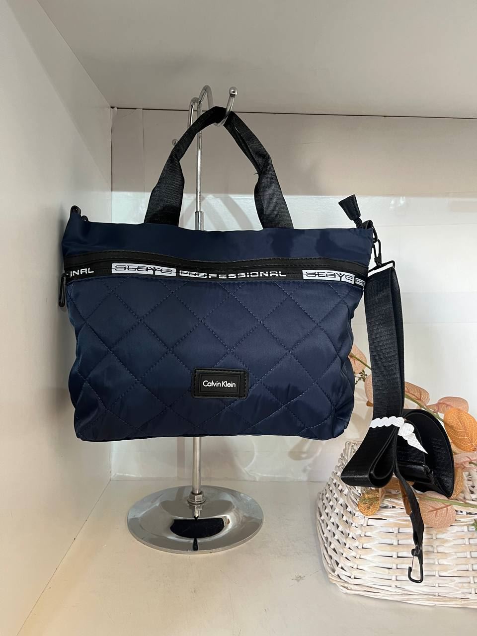 Bolso Calvin Klein Acolchado. - Imagen 3