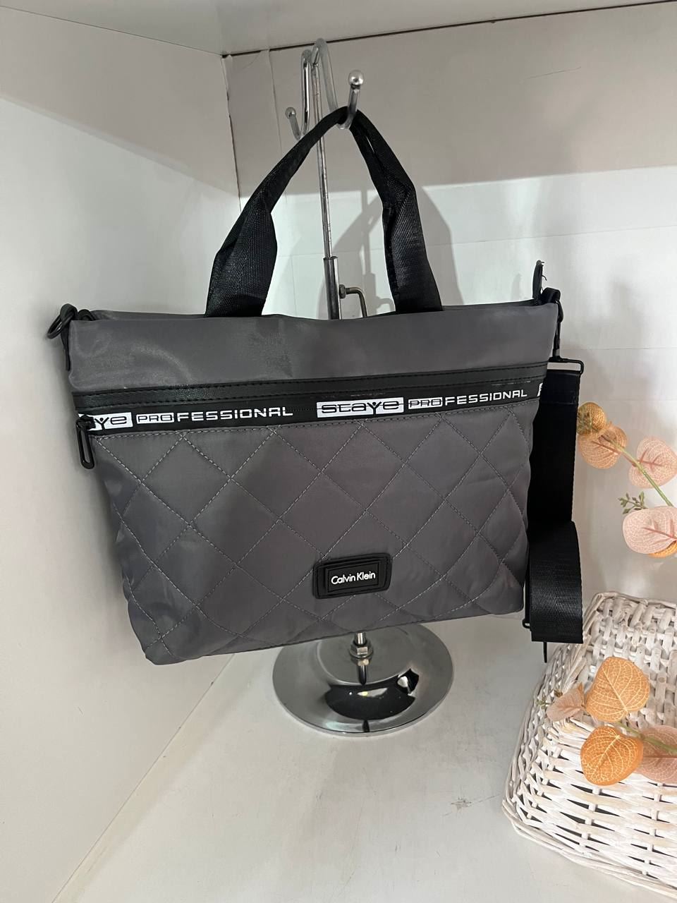 Bolso Calvin Klein Acolchado. - Imagen 4