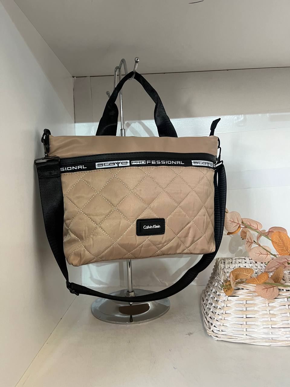 Bolso Calvin Klein Acolchado. - Imagen 5