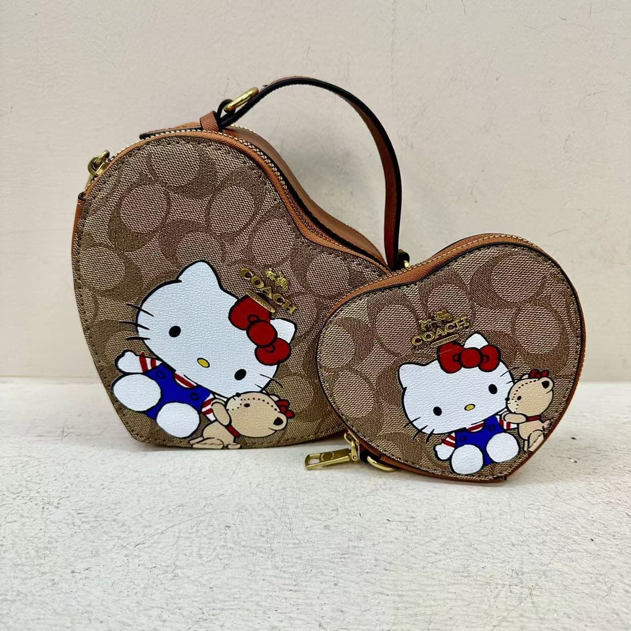 Bolso corazón Coach Hello Kitty - Imagen 1