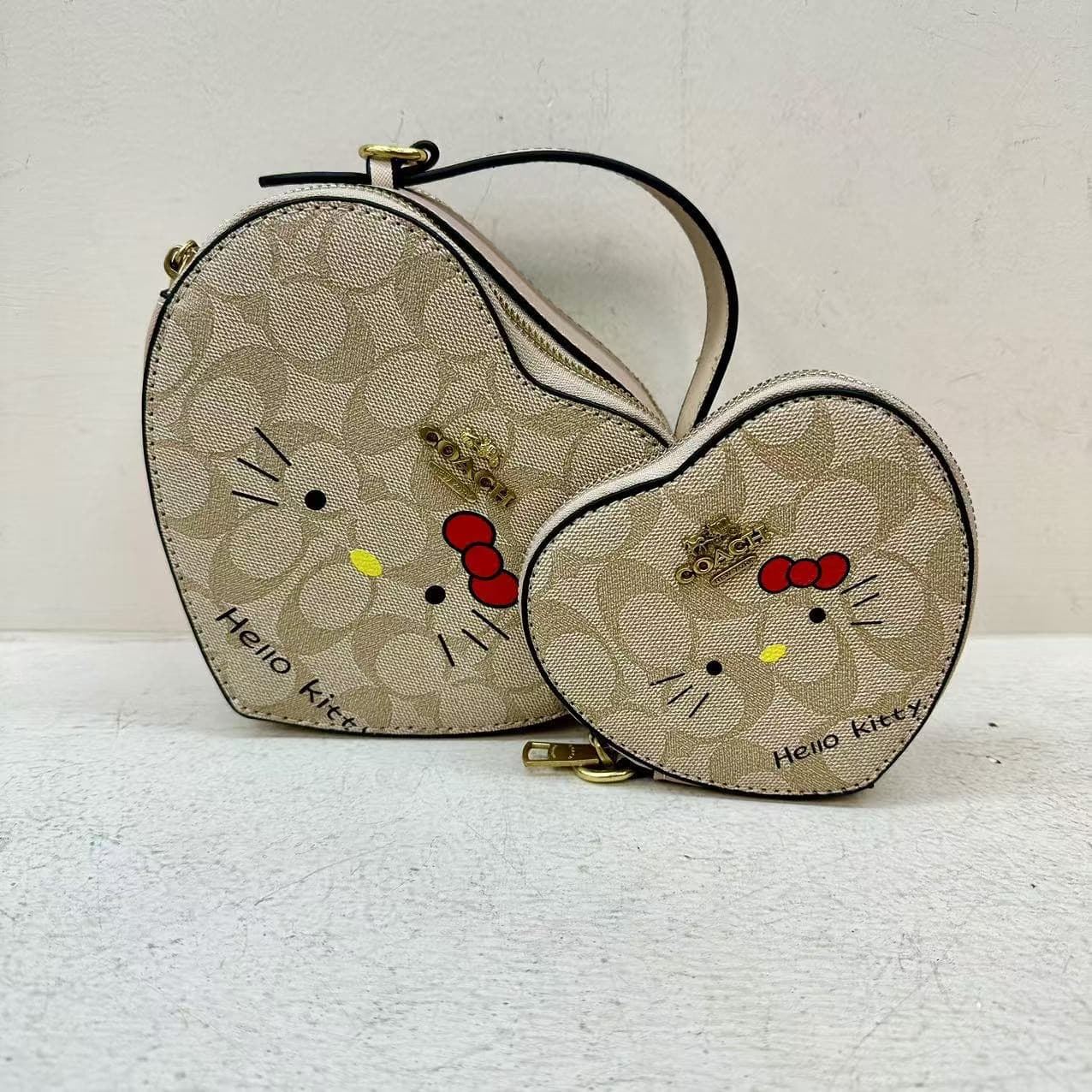 Bolso corazón Coach Hello Kitty - Imagen 2