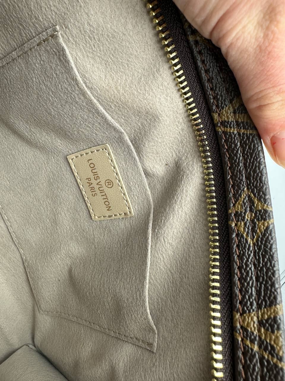 Bolso de mano Louis Vuitton poche toilette - Imagen 2