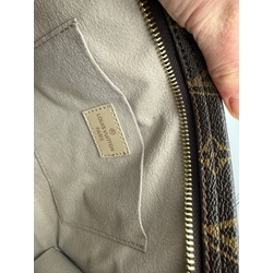 Bolso de mano Louis Vuitton poche toilette - Imagen 2