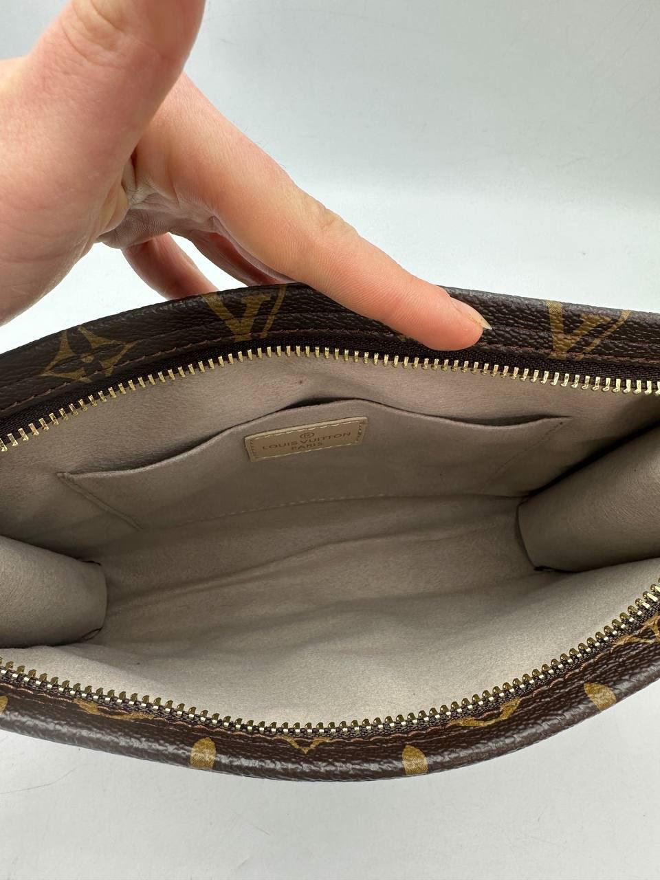 Bolso de mano Louis Vuitton poche toilette - Imagen 4