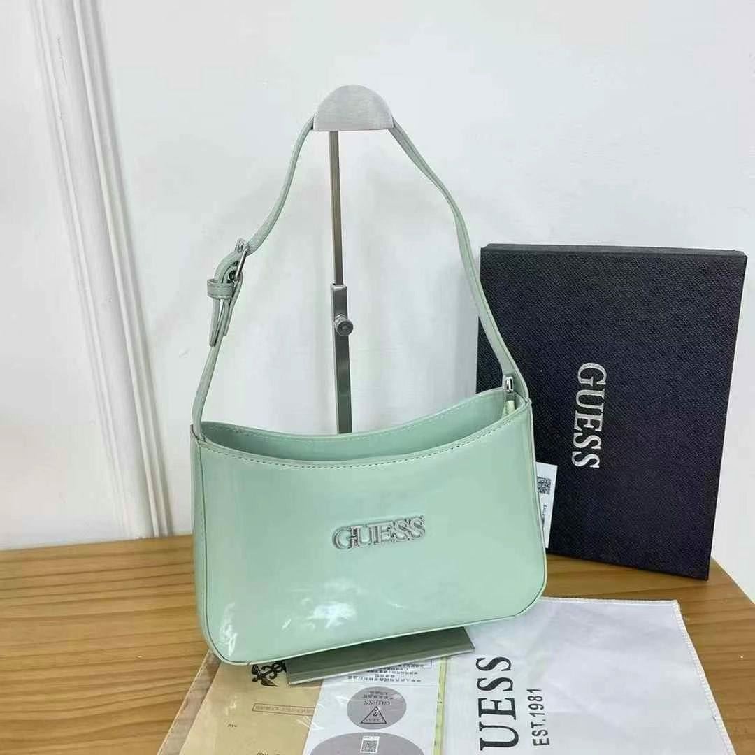 Bolso Guess charol - Imagen 4