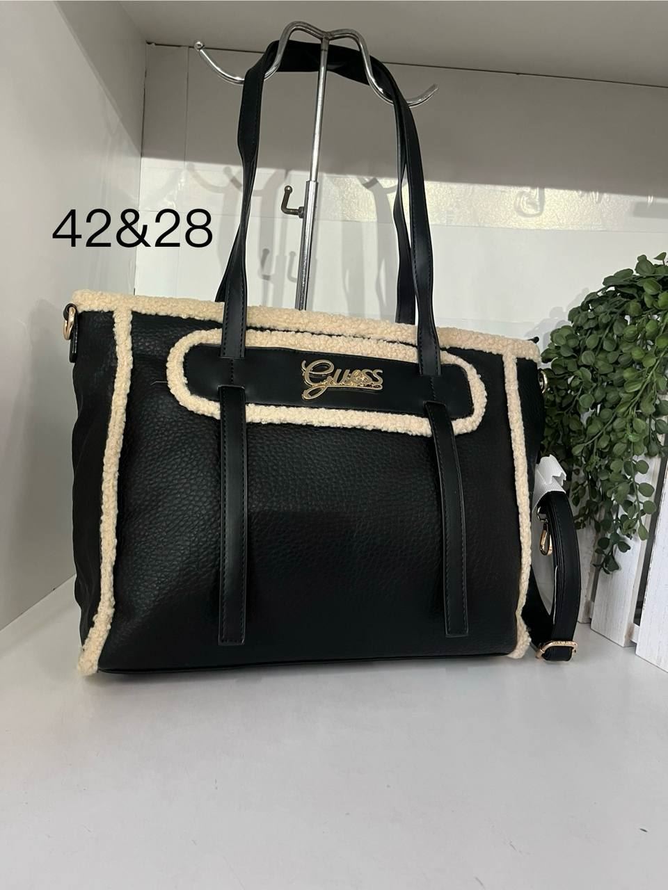 Bolso Guess con borreguito - Imagen 1