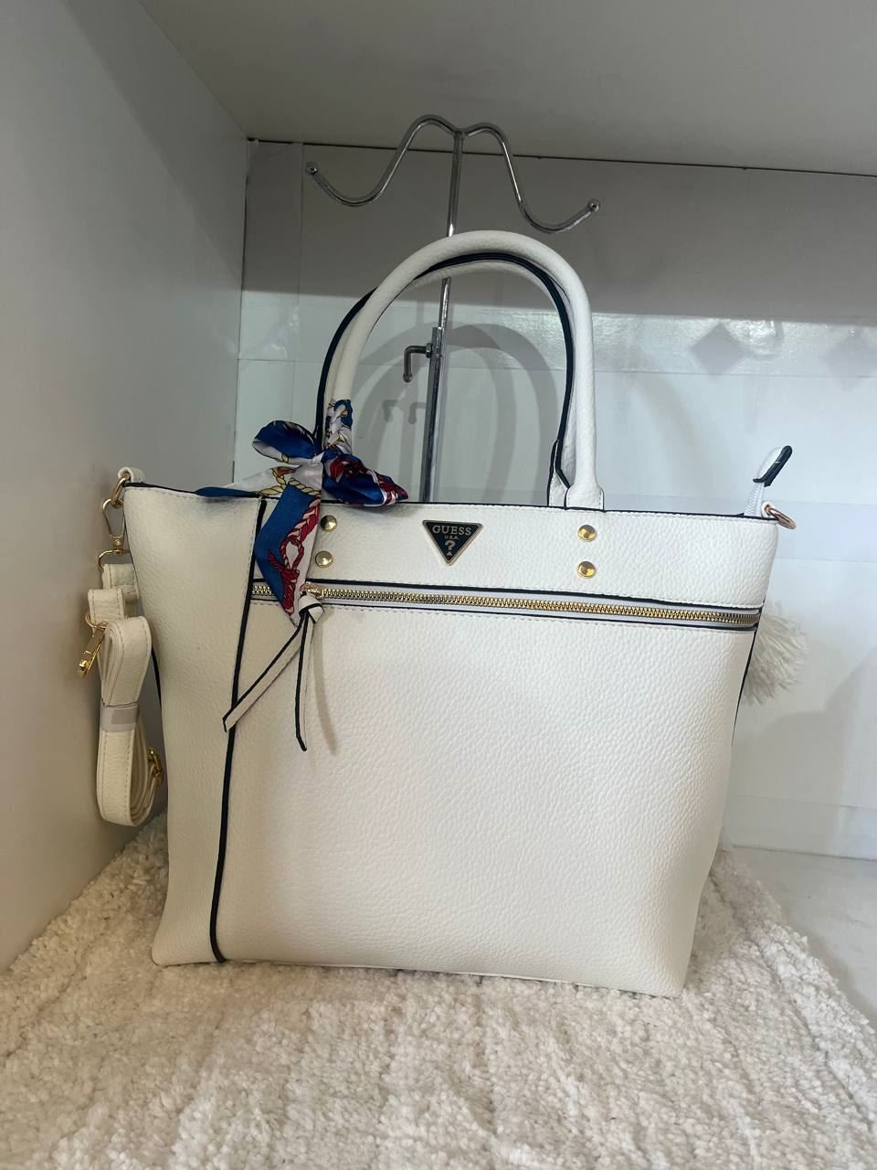 Bolso Guess con pañuelo - Imagen 1
