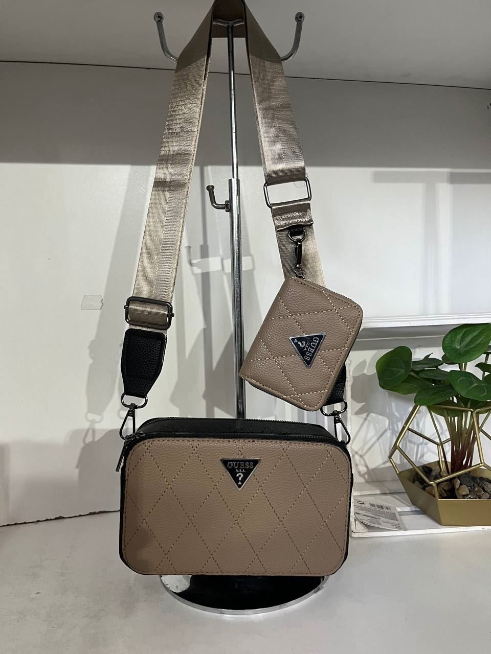 Bolso Guess de dos piezas - Imagen 2