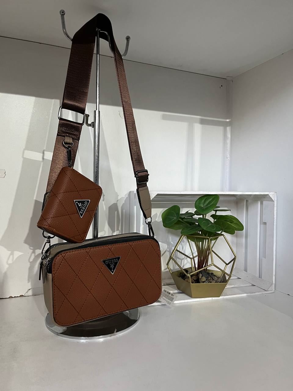 Bolso Guess de dos piezas - Imagen 4