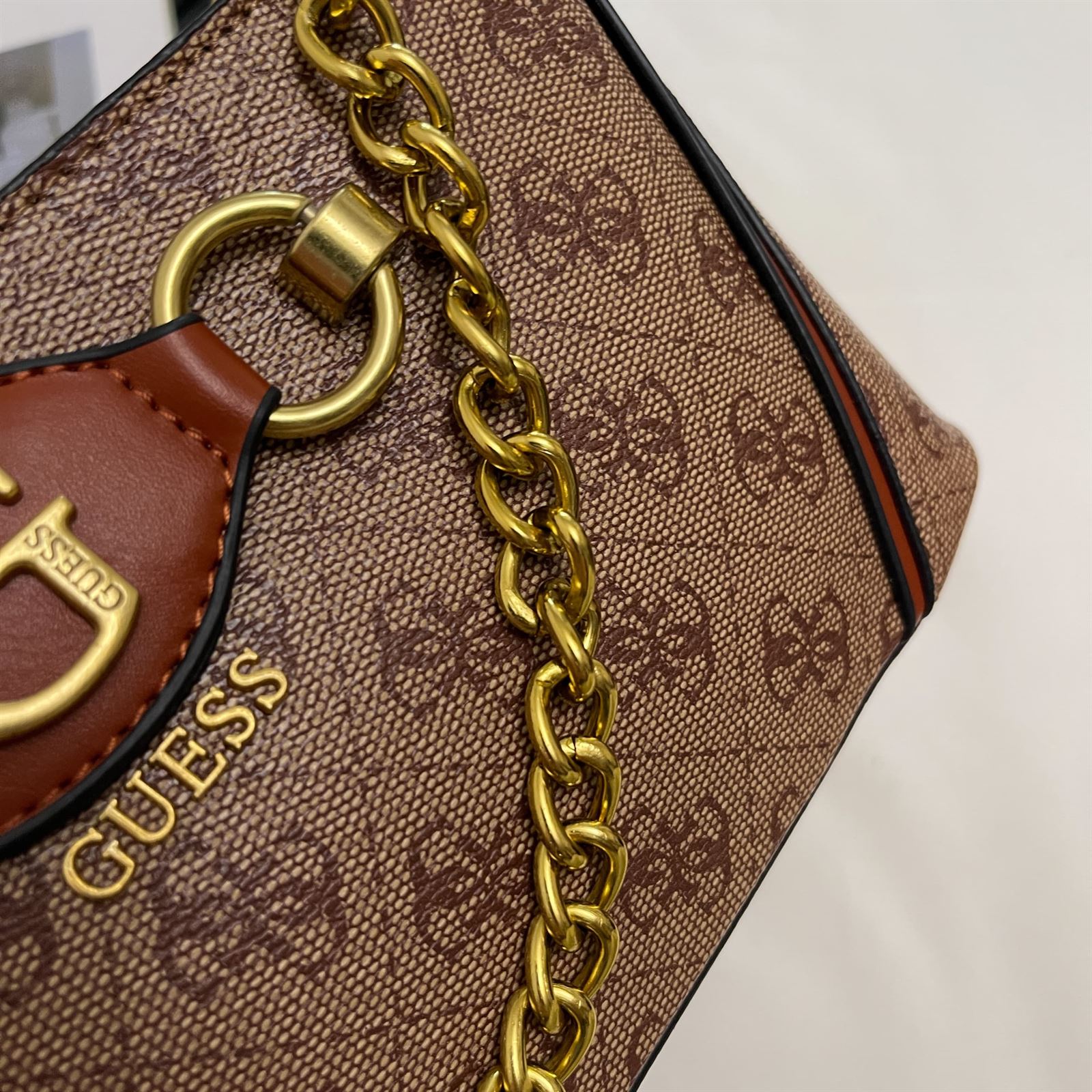 Bolso Guess estampado - Imagen 3