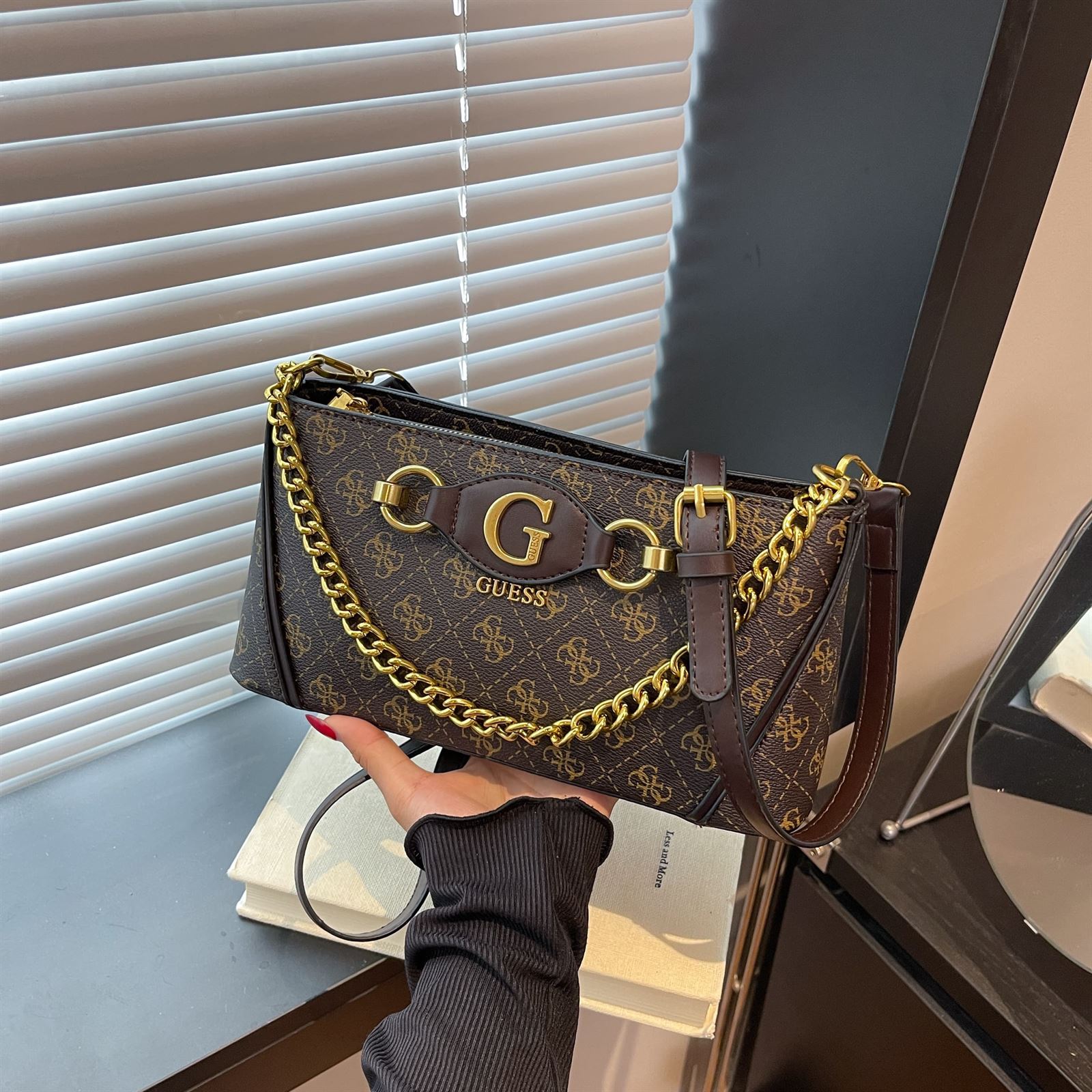 Bolso Guess estampado - Imagen 6
