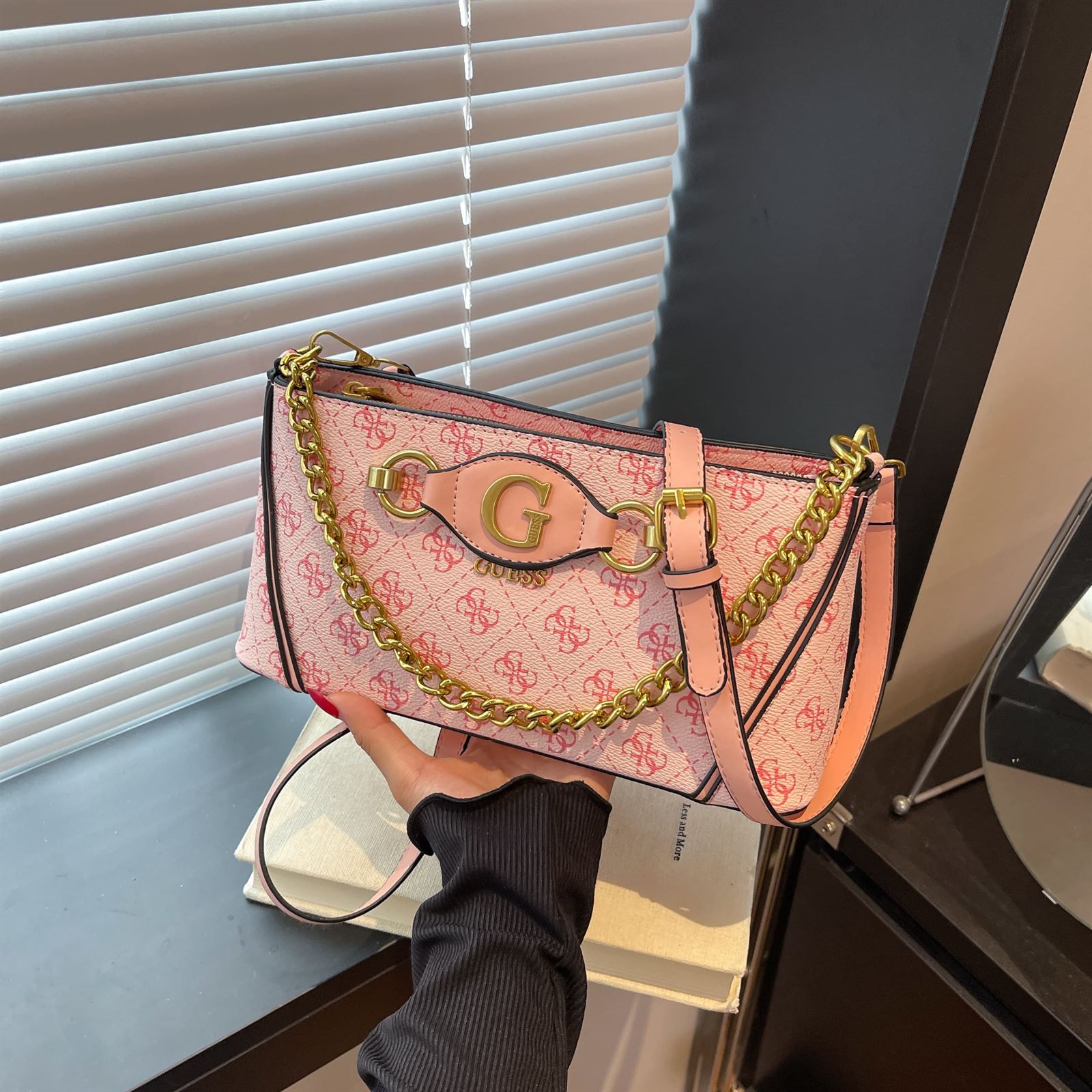 Bolso Guess estampado - Imagen 7