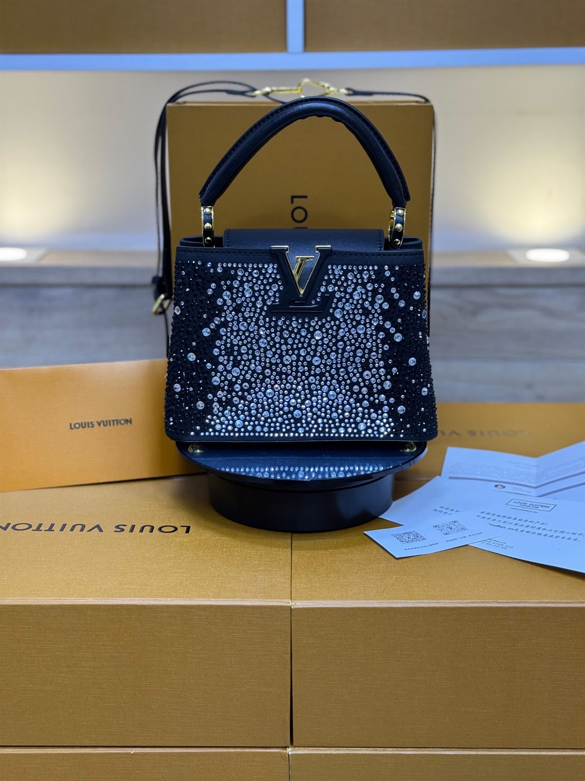 Bolso Louis Vuitton de pedrería - Imagen 1