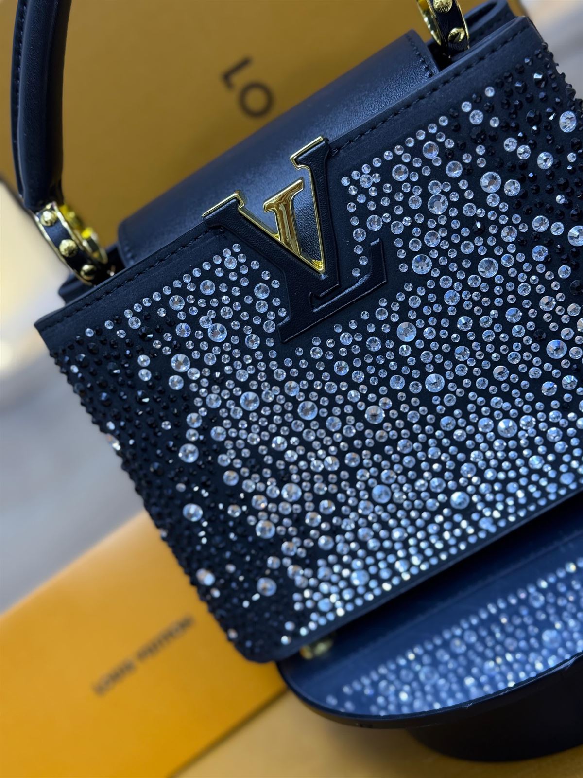 Bolso Louis Vuitton de pedrería - Imagen 2