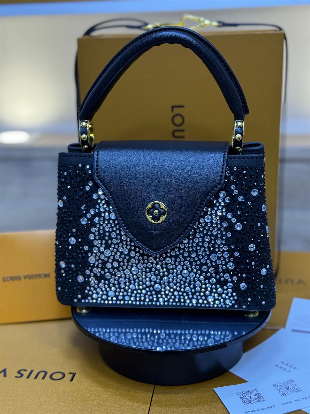 Bolso Louis Vuitton de pedrería - Imagen 4