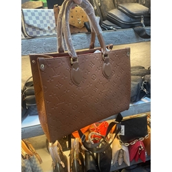 Bolso Louis Vuitton grande de polipiel - Imagen 1
