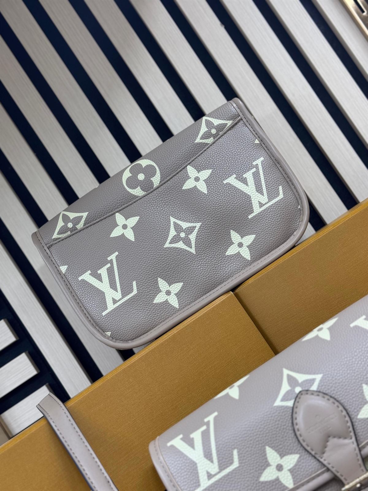 Bolso Louis Vuitton gris - Imagen 3