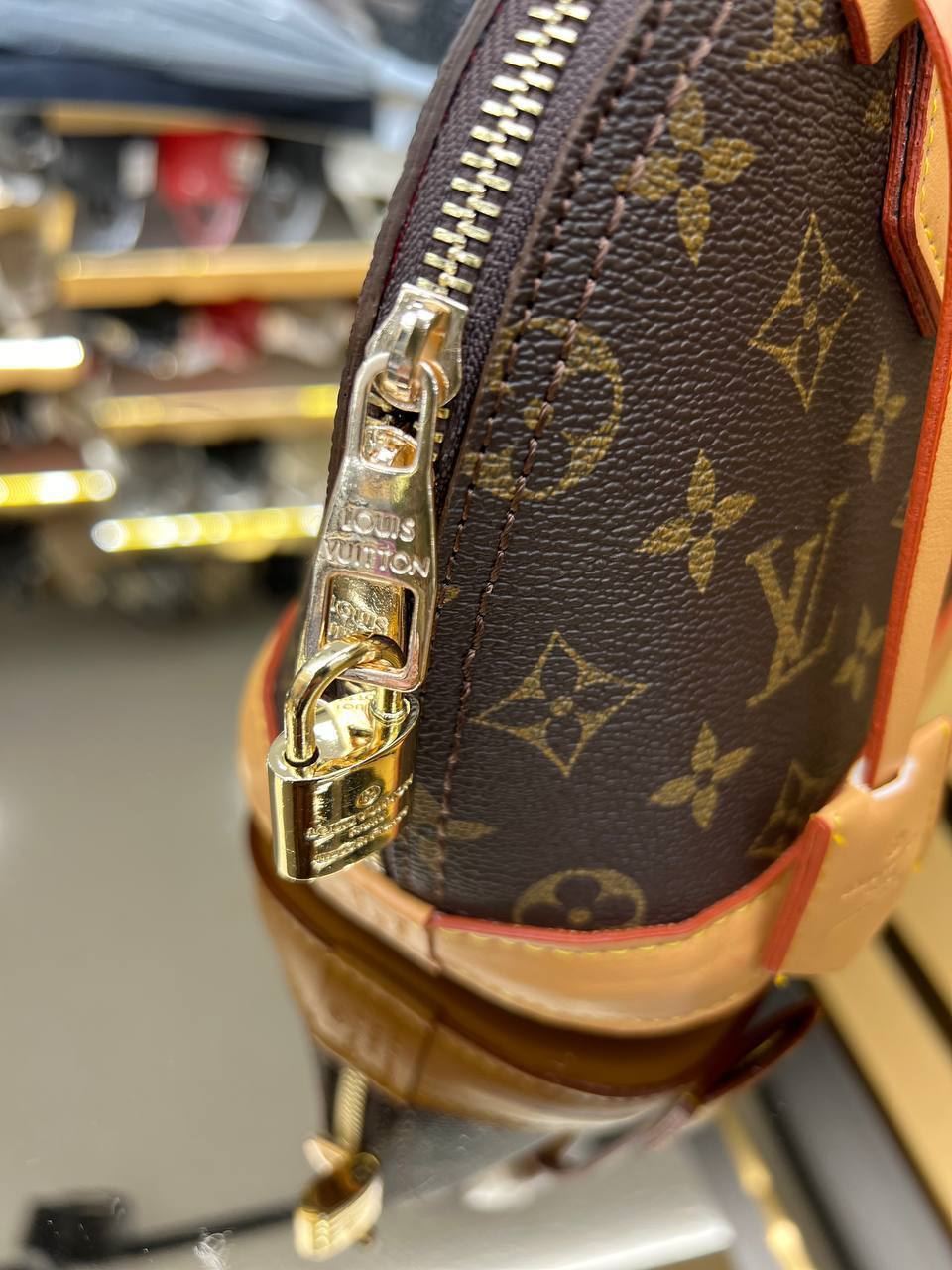 Bolso Louis Vuitton nano alma lona - Imagen 4