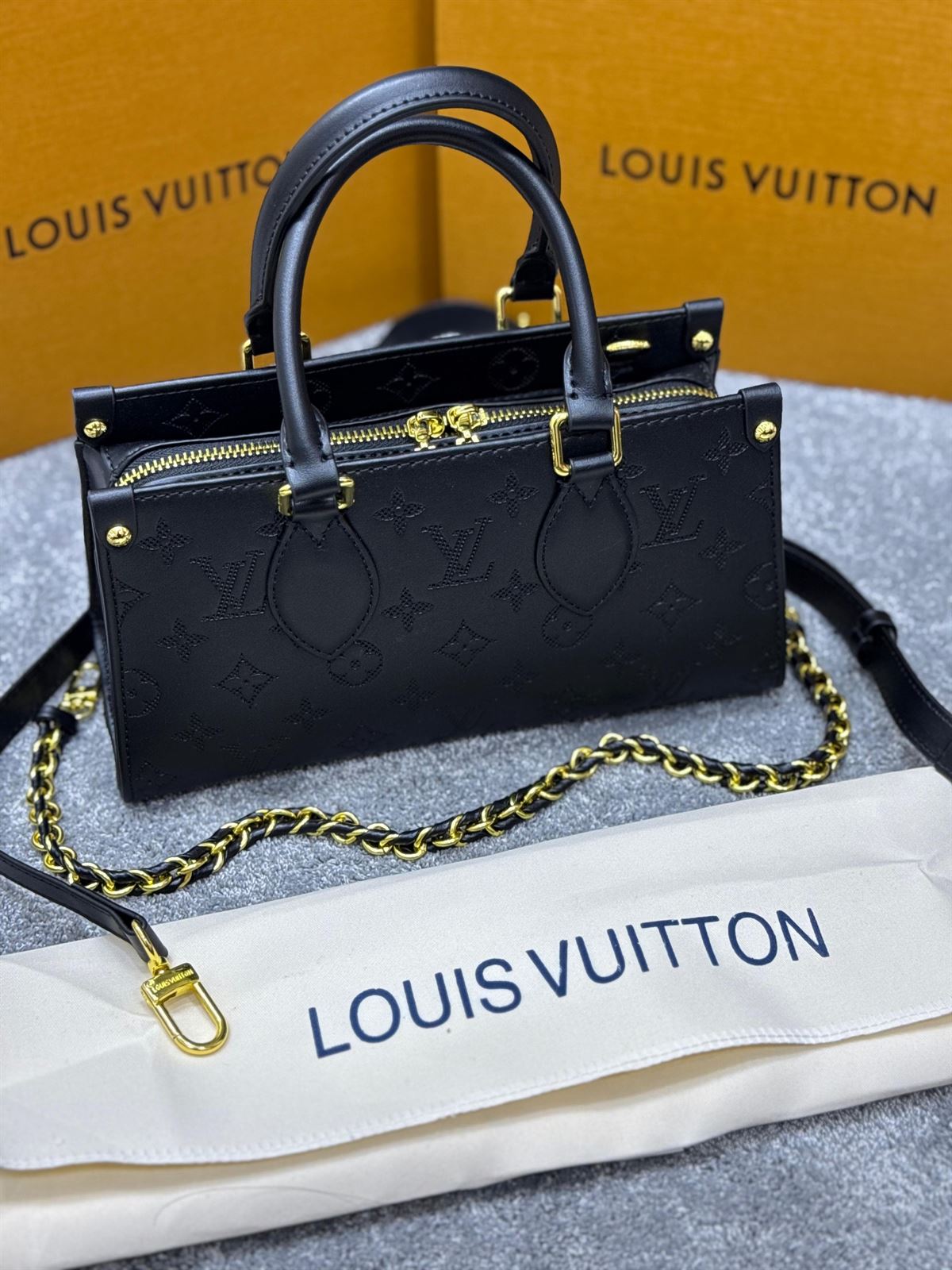 Bolso Louis Vuitton negro - Imagen 1