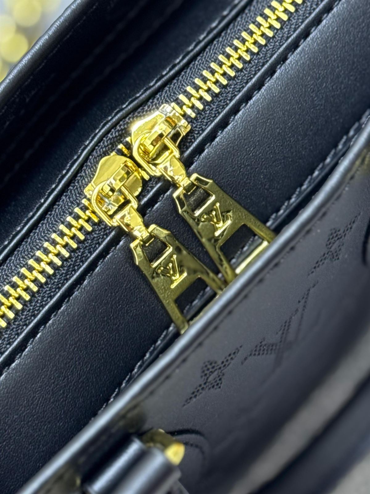 Bolso Louis Vuitton negro - Imagen 6