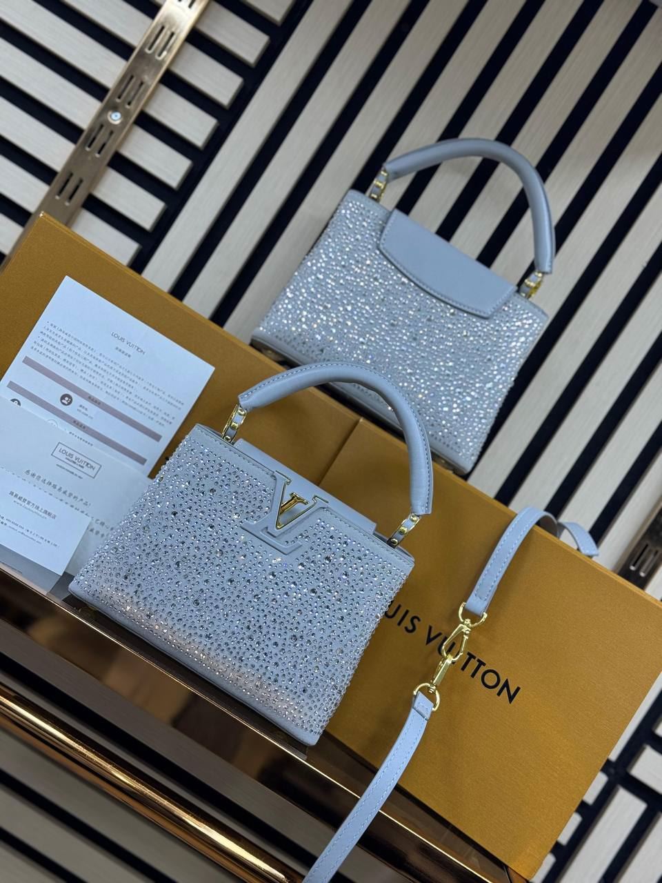 Bolso Louis Vuitton pedrería - Imagen 6