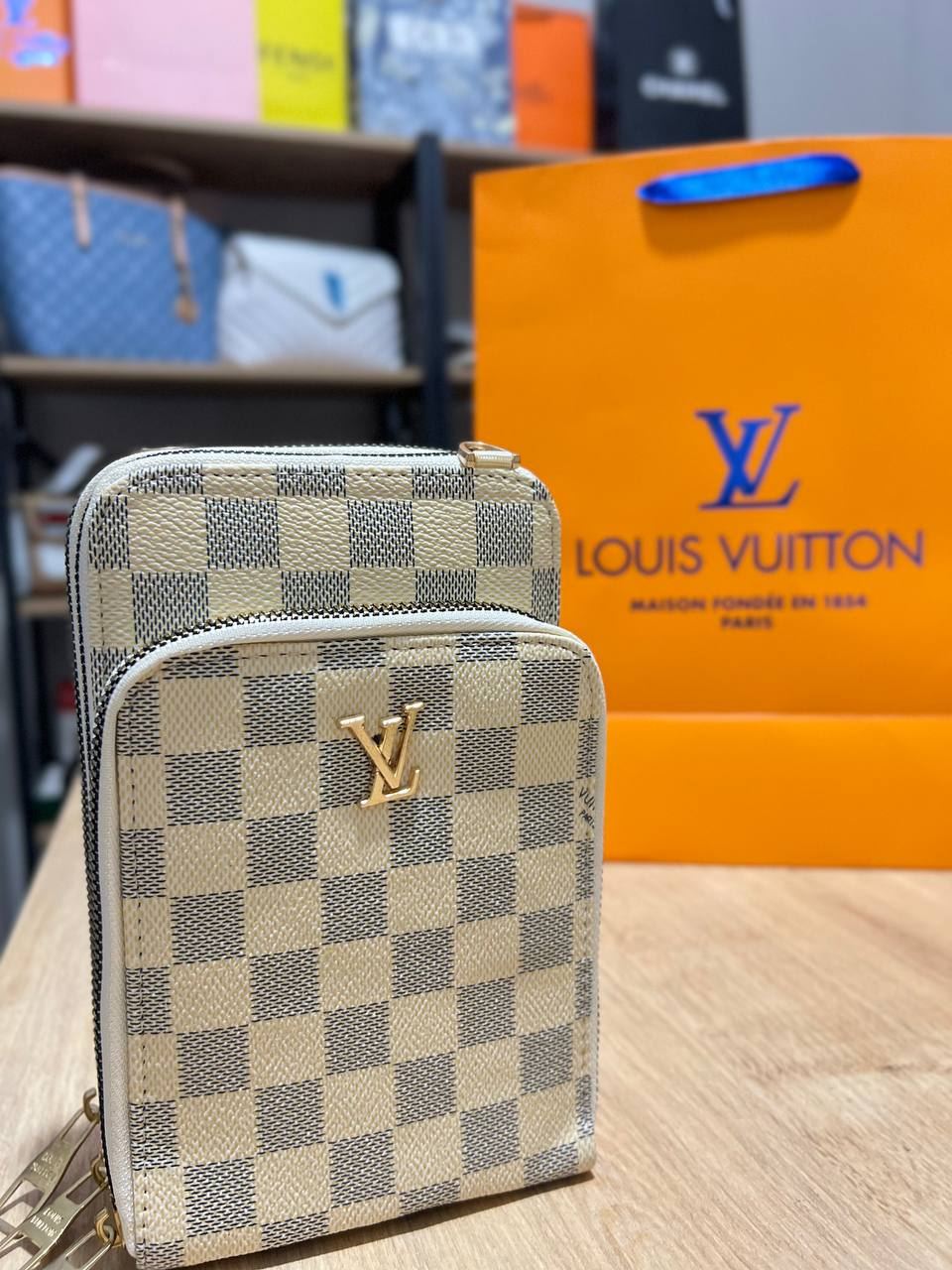 Bolso porta móvil Louis Vuitton - Imagen 1