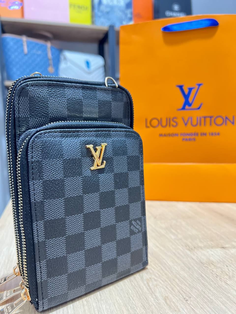 Bolso porta móvil Louis Vuitton - Imagen 2