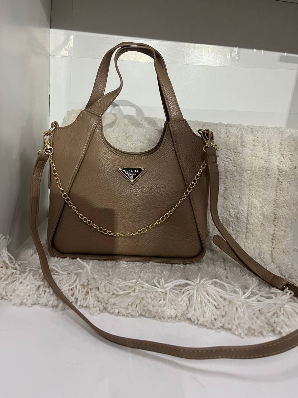 Bolso Prada con cadena decorativa - Imagen 1