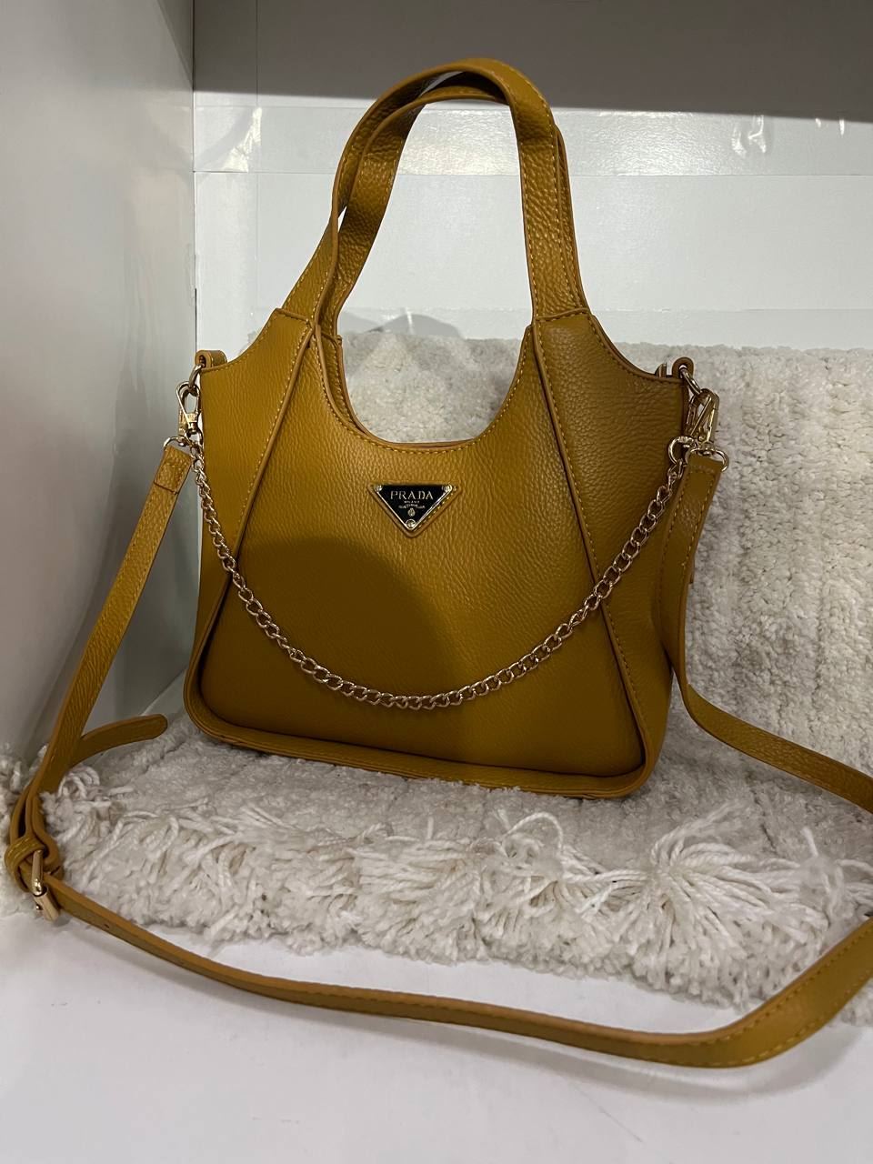 Bolso Prada con cadena decorativa - Imagen 2