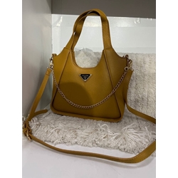 Bolso Prada con cadena decorativa - Imagen 2