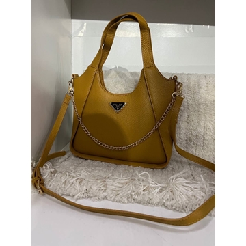 Bolso Prada con cadena decorativa - Imagen 2