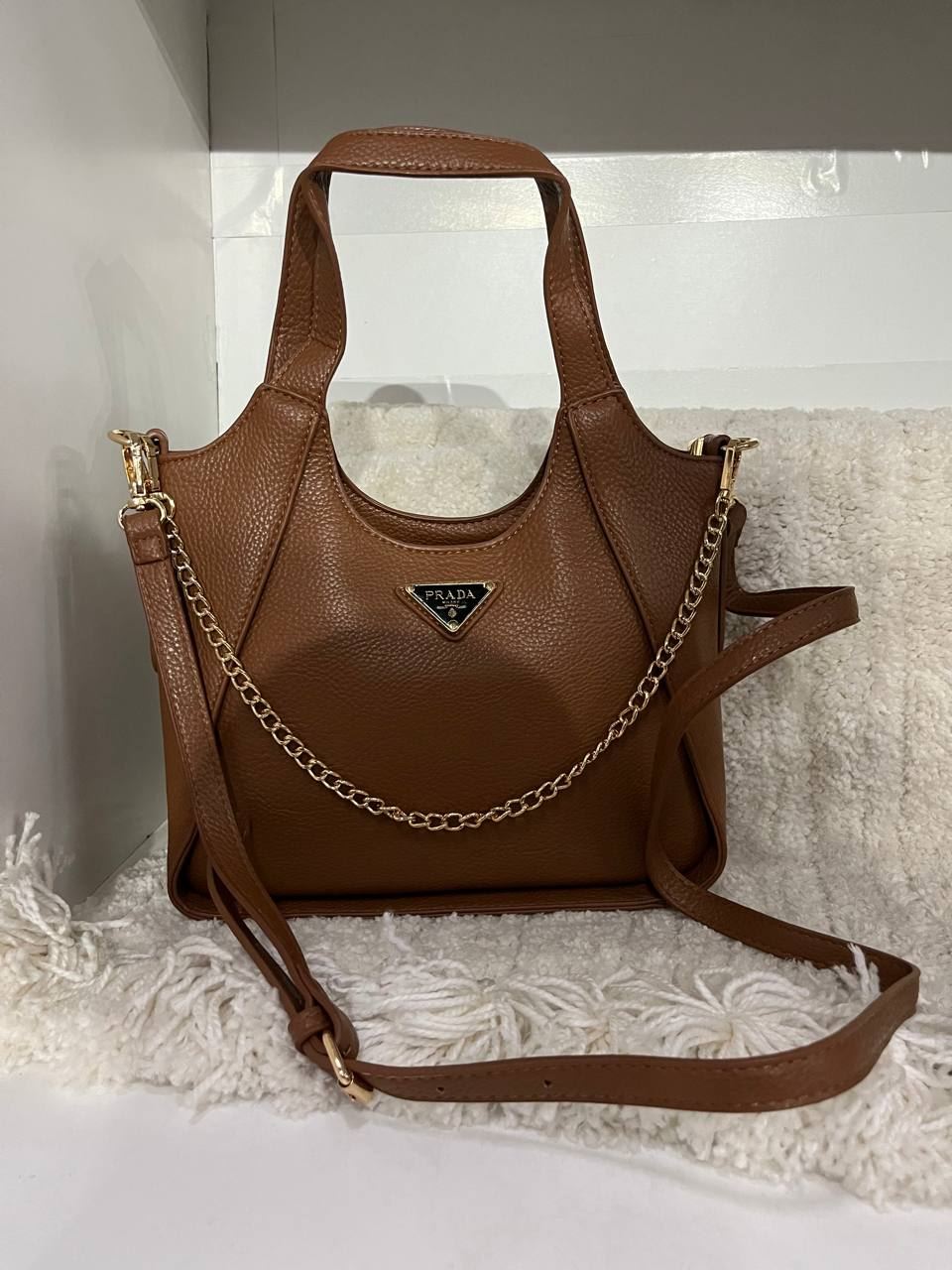 Bolso Prada con cadena decorativa - Imagen 3