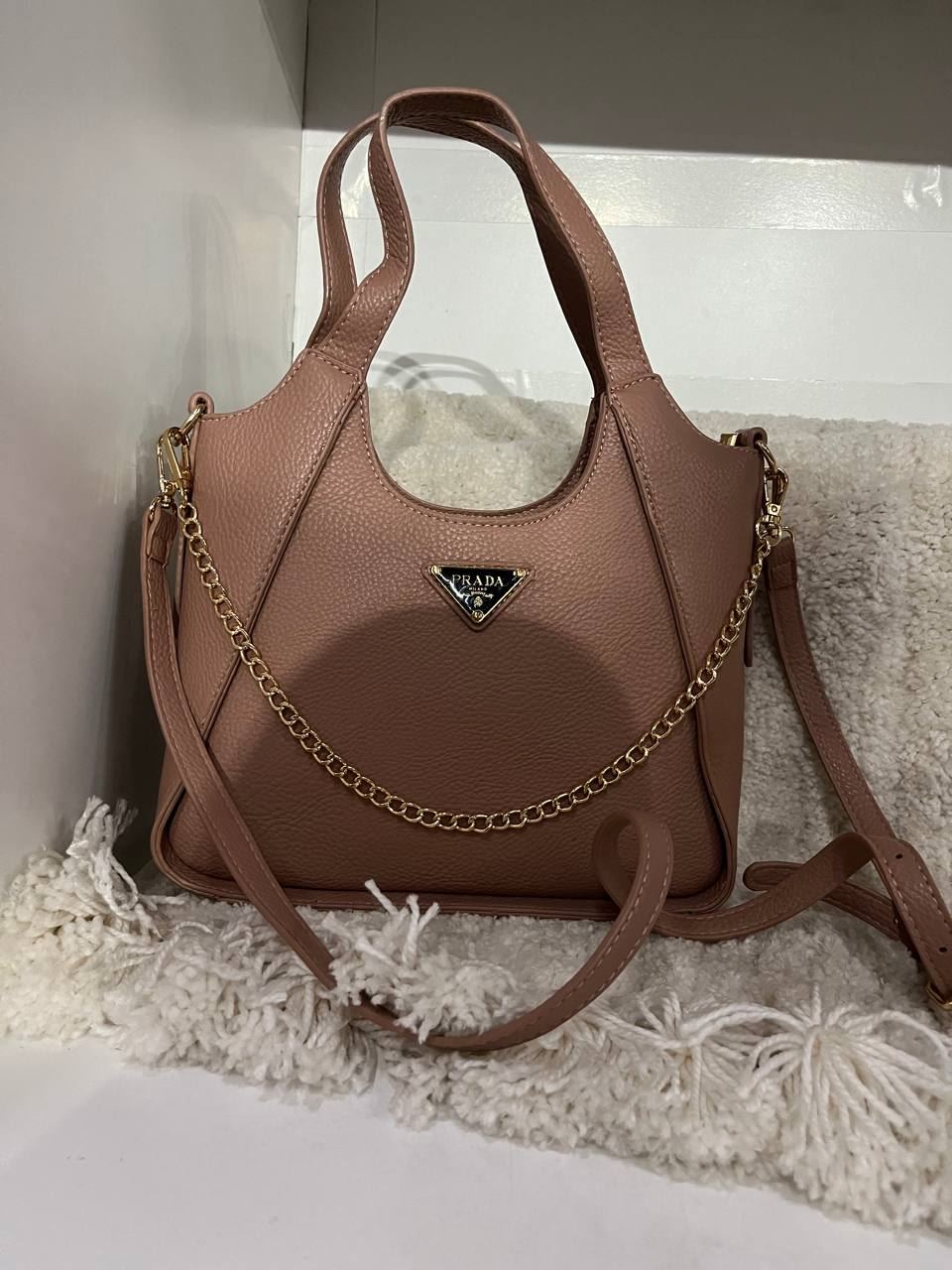 Bolso Prada con cadena decorativa - Imagen 4