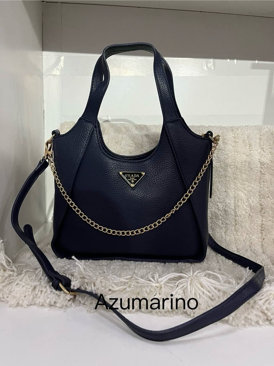 Bolso Prada con cadena decorativa - Imagen 5