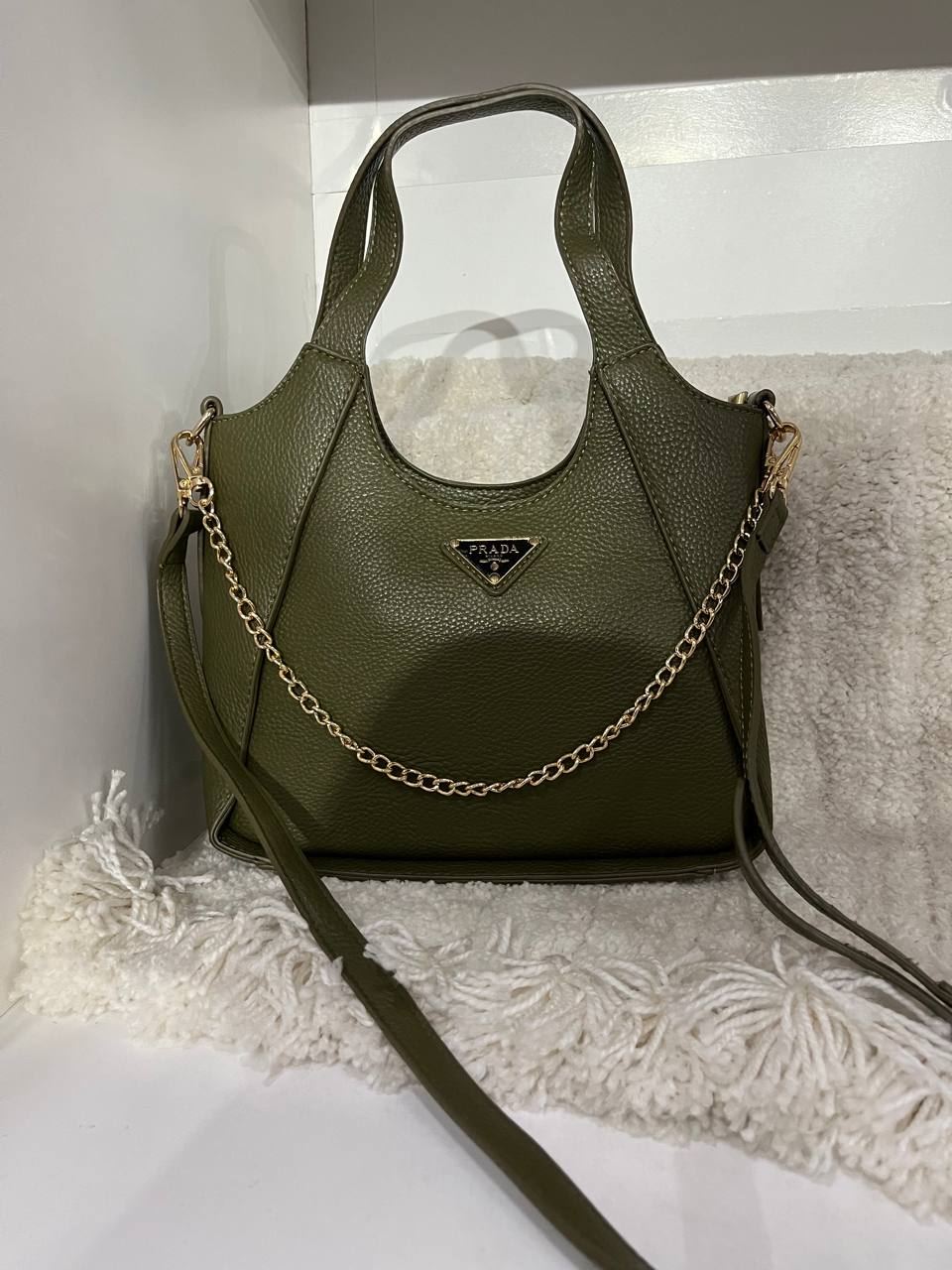 Bolso Prada con cadena decorativa - Imagen 6
