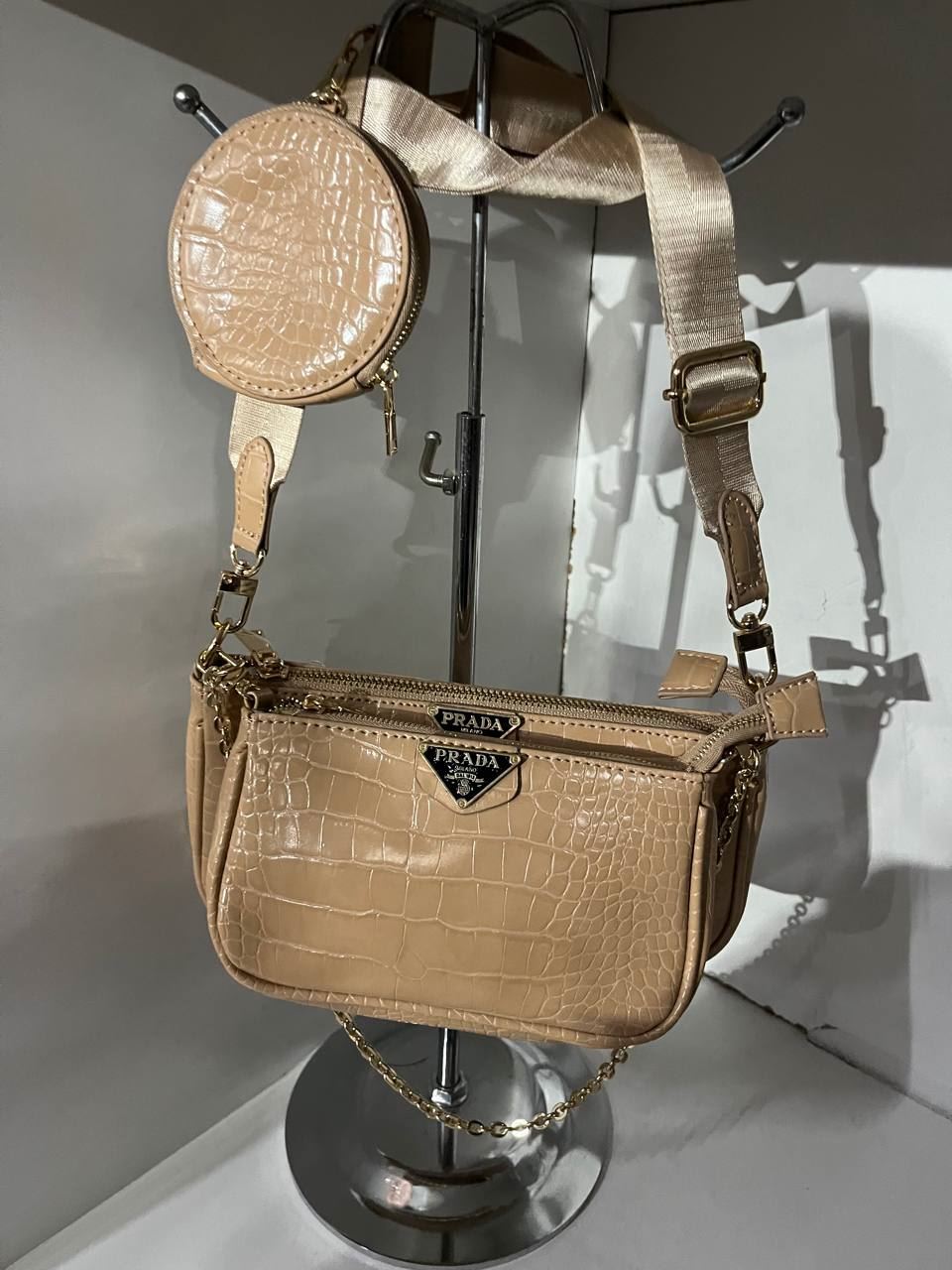 Bolso prada sales con monedero colgando